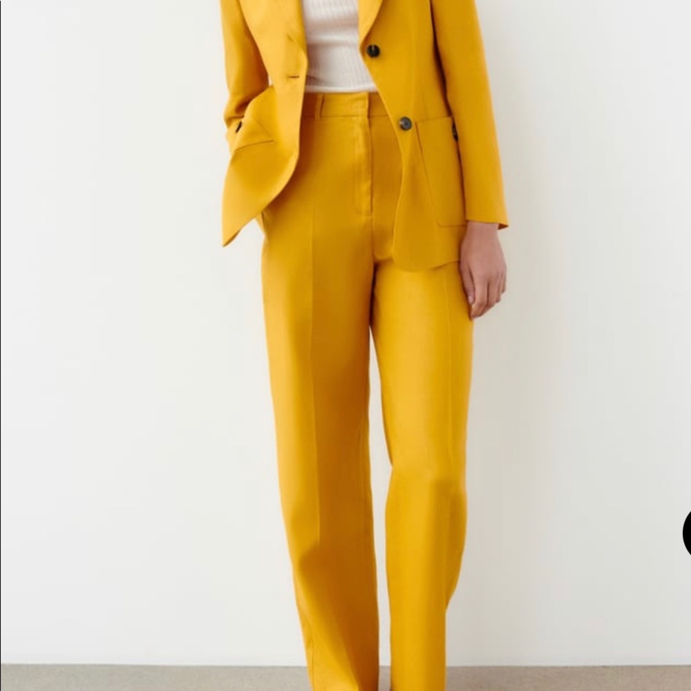 Size 6 ▪️ Zara Mustard Pleated Flared Trousers